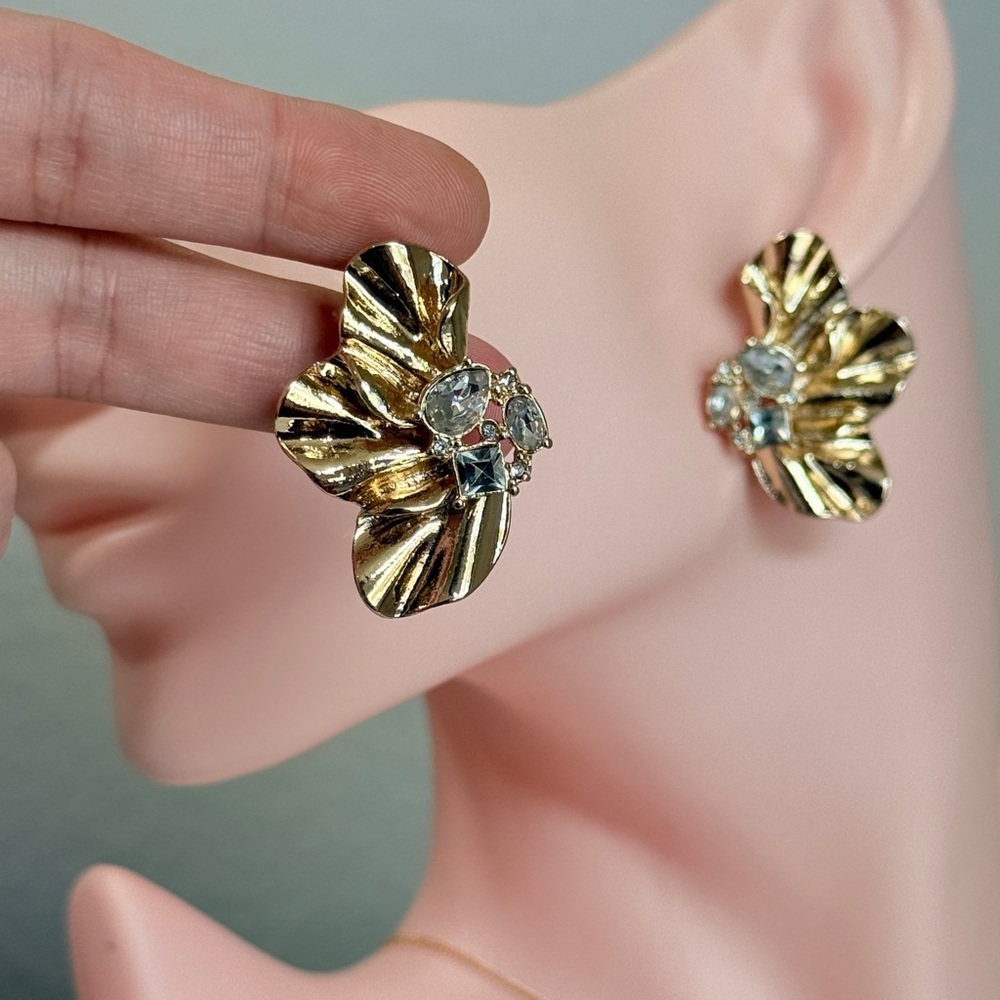 ⚜️ Gold Floral Earrings - Picture 5 of 5